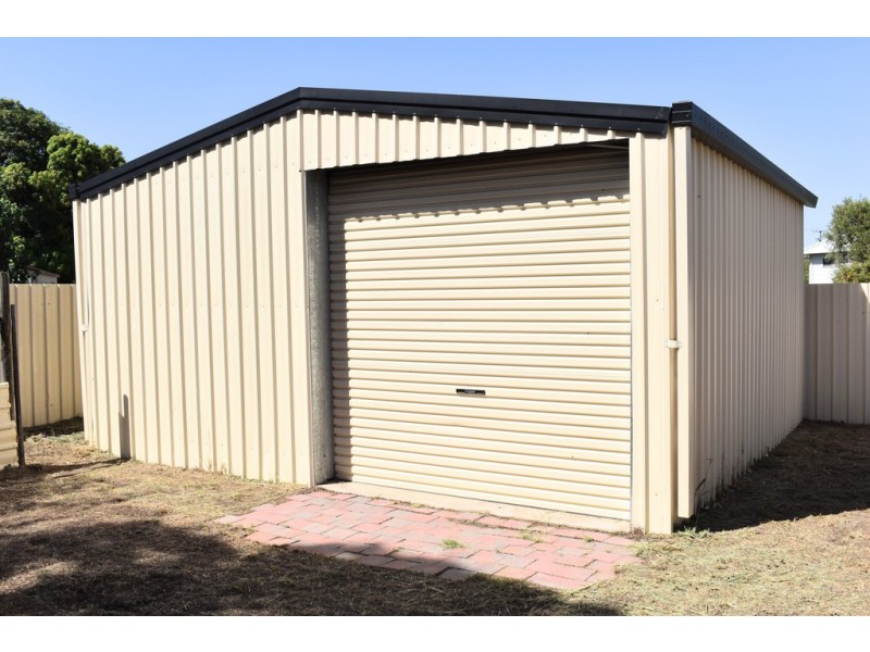 12 Brooks Street, Emerald QLD 4720