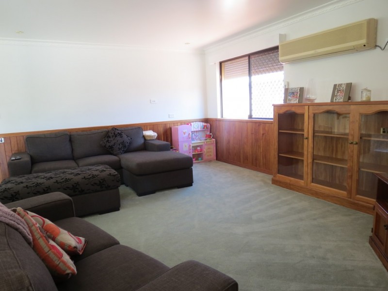 8 Martin Place, Emerald QLD 4720