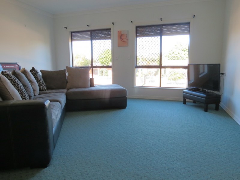 8 Martin Place, Emerald QLD 4720