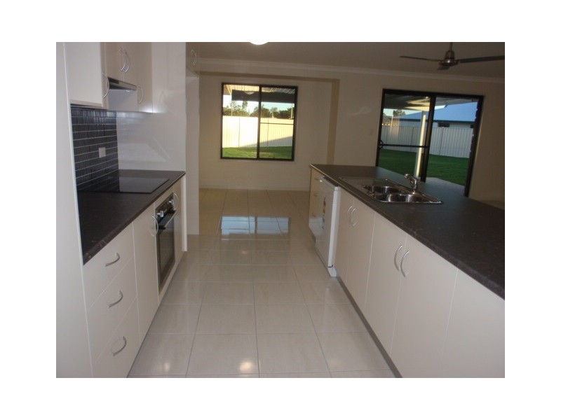 5 Highlands Court, Emerald QLD 4720