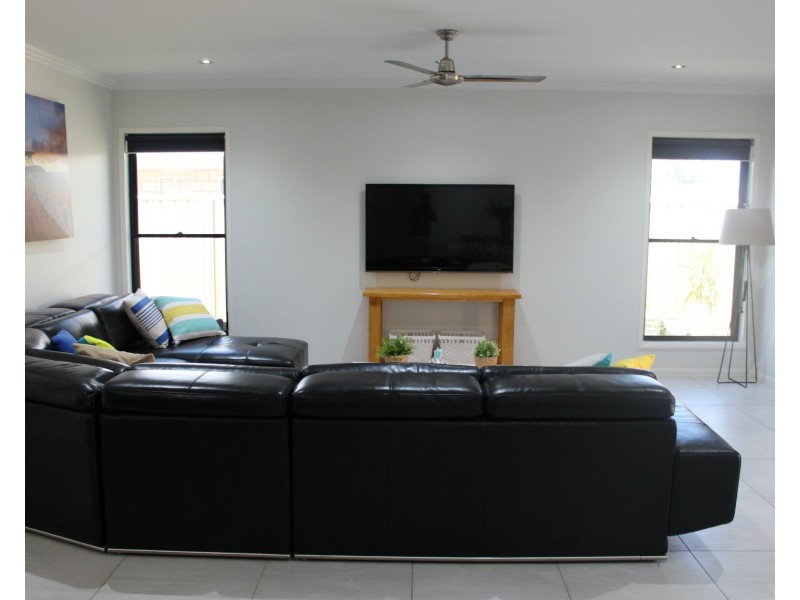 4 Canterbury Road, Emerald QLD 4720