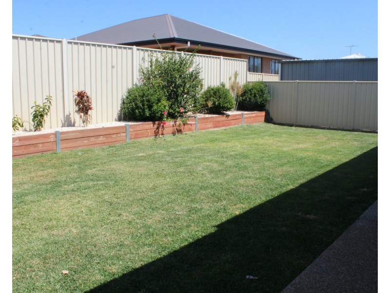 4 Canterbury Road, Emerald QLD 4720