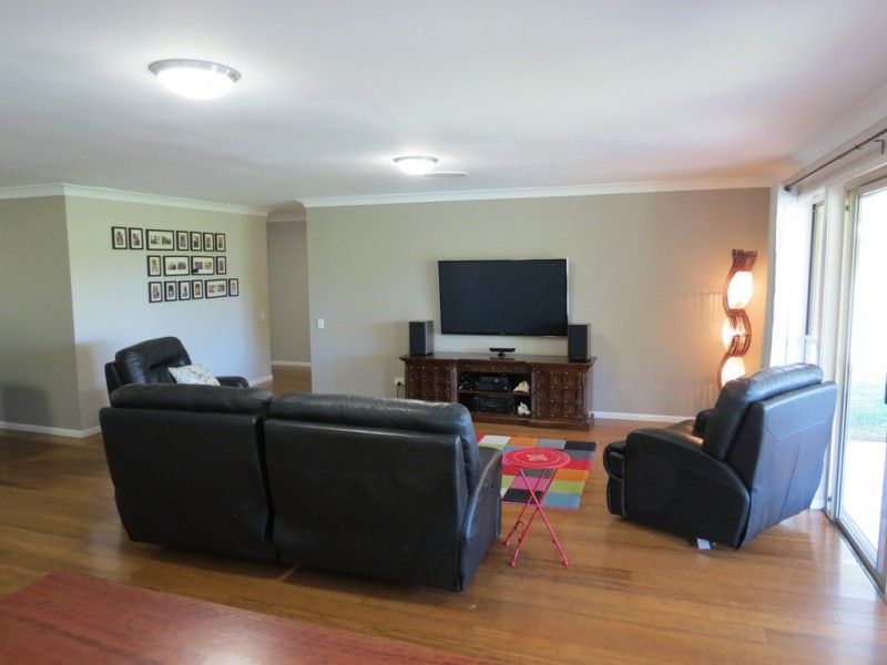 16 Cowan Crescent, Emerald QLD 4720