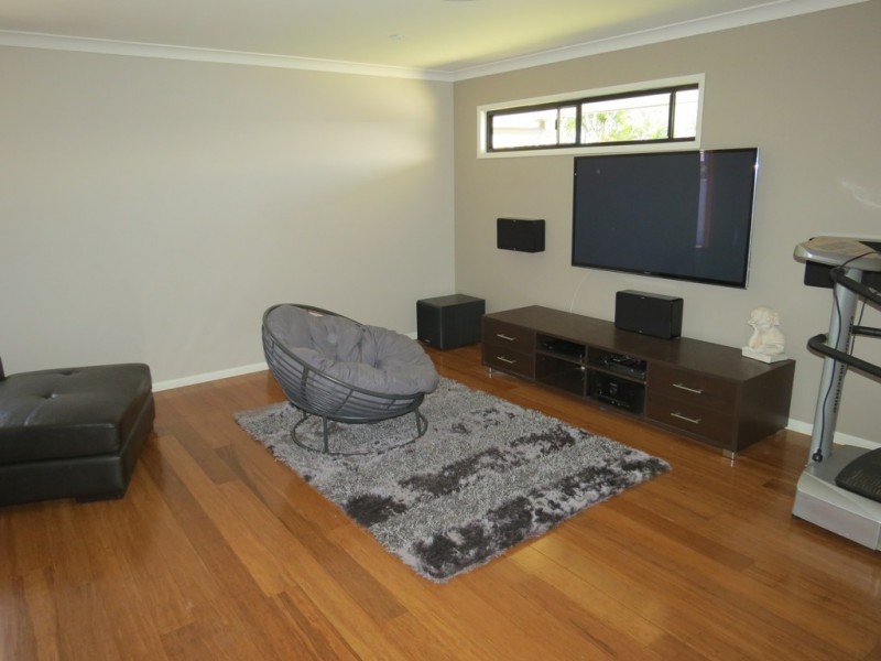 16 Cowan Crescent, Emerald QLD 4720