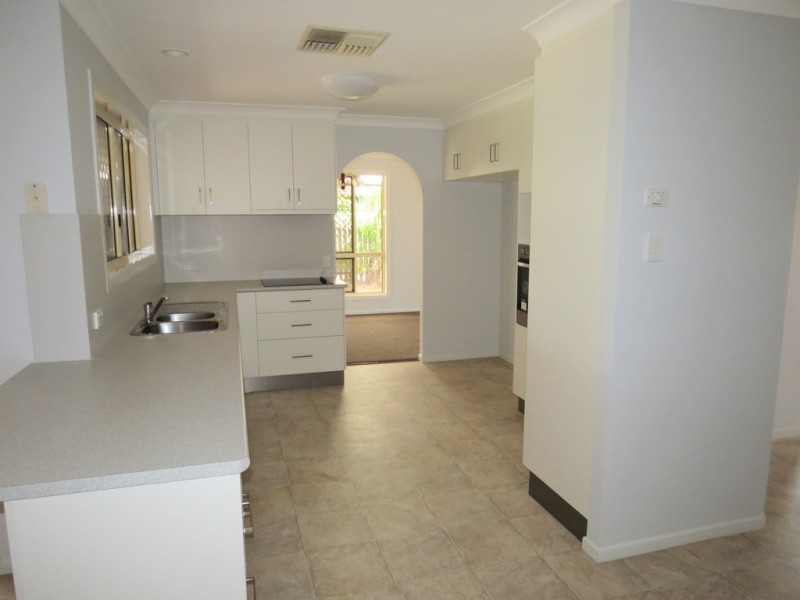 11 Cowan Crescent, Emerald QLD 4720