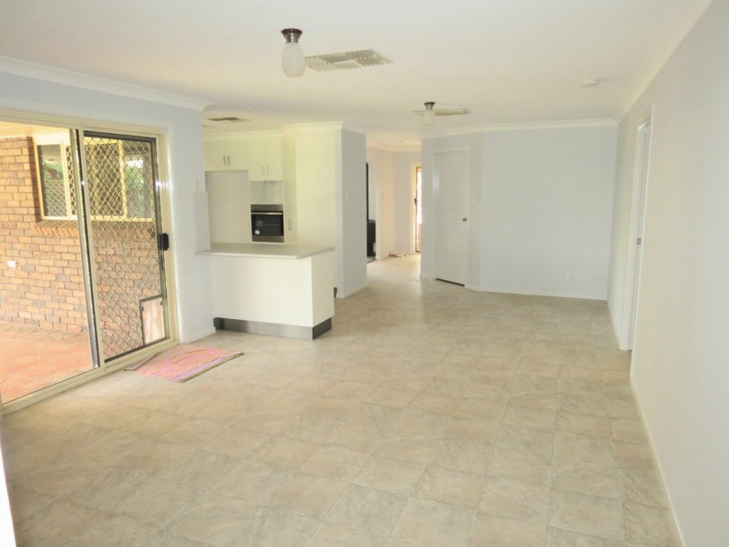 11 Cowan Crescent, Emerald QLD 4720