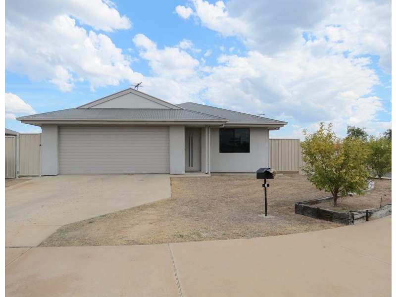 2 Easton Street, Emerald QLD 4720
