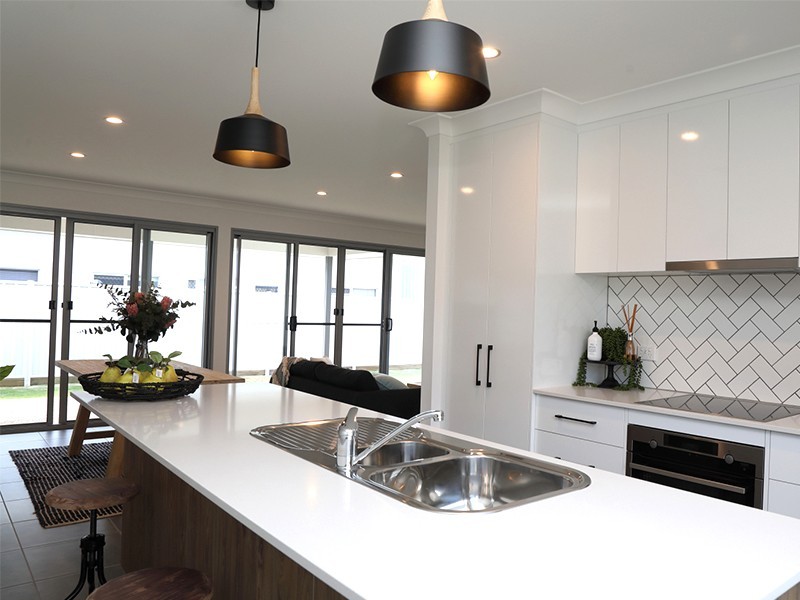 10 Canterbury Road, Emerald QLD 4720