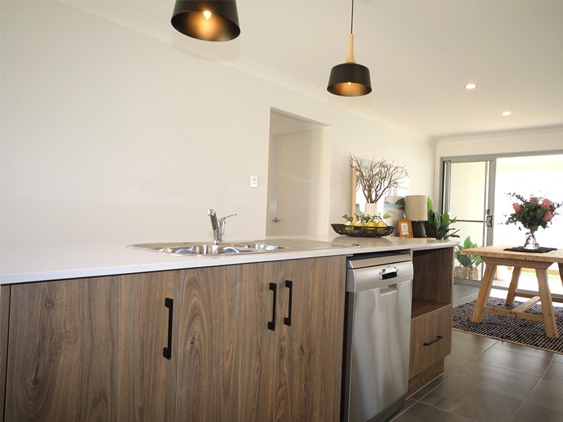 10 Canterbury Road, Emerald QLD 4720