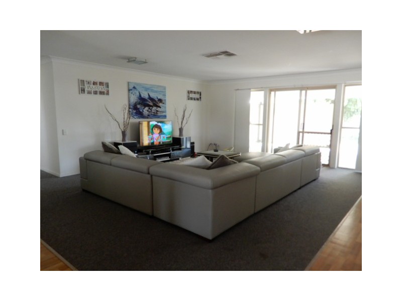 21 Cowan Cres, Emerald QLD 4720