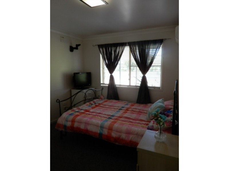 21 Cowan Cres, Emerald QLD 4720