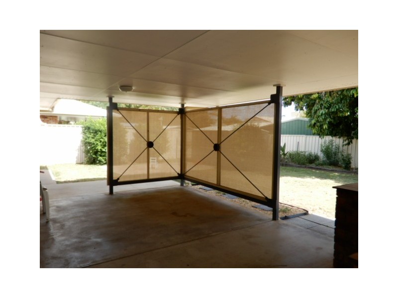 21 Cowan Cres, Emerald QLD 4720