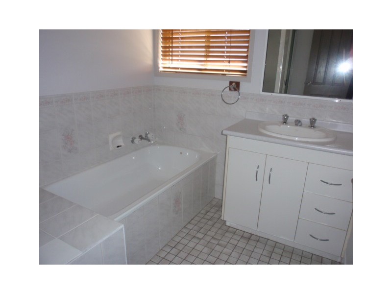 2 Barbara Crt, Emerald QLD 4720