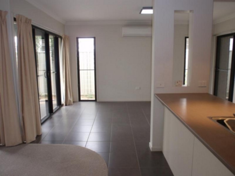 2/6 Desgrand Street, Emerald QLD 4720