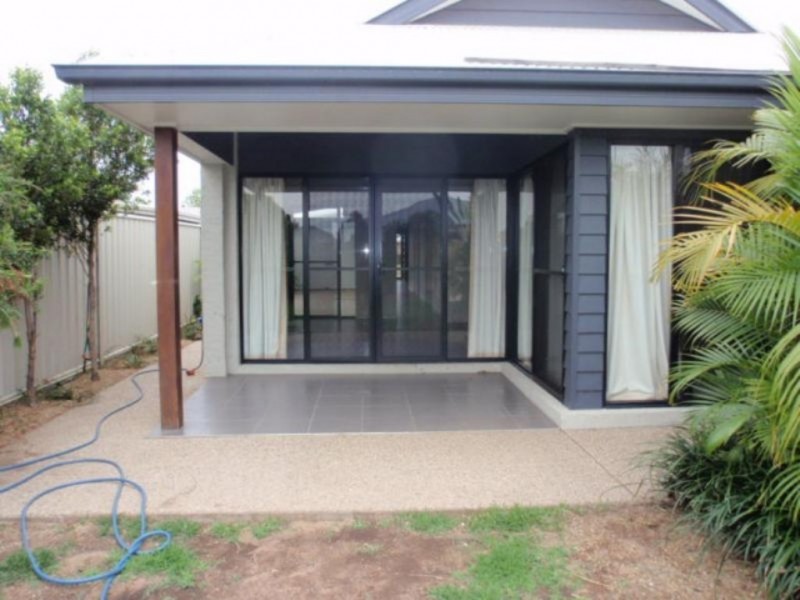 2/6 Desgrand Street, Emerald QLD 4720