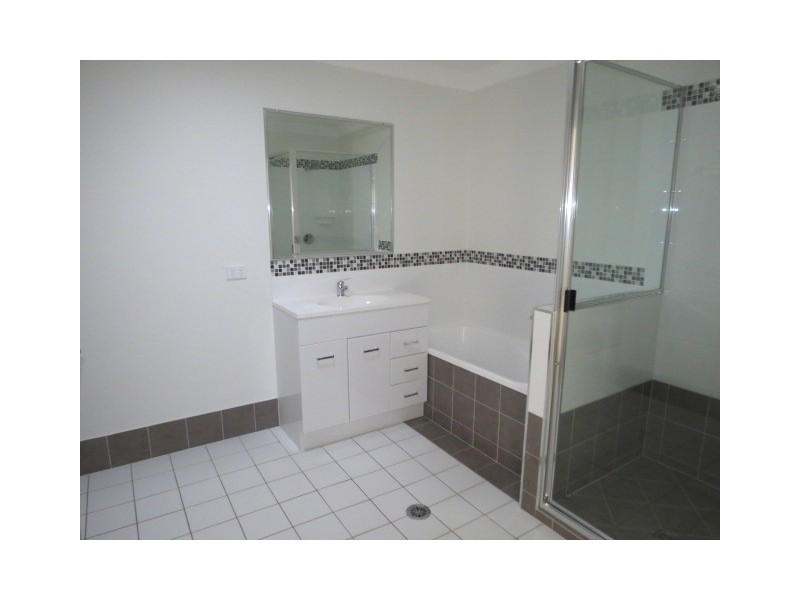 1/70 Long Street, Emerald QLD 4720