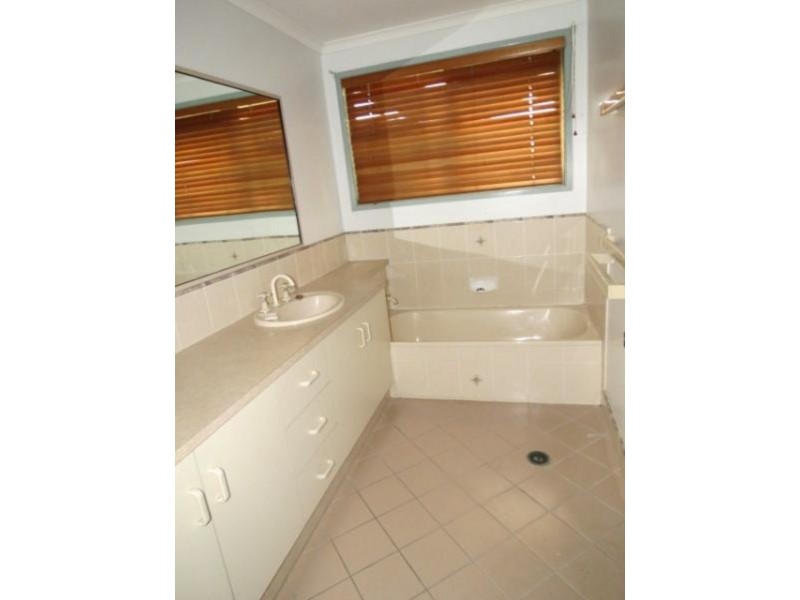 1 Edmonstone Drive, Emerald QLD 4720