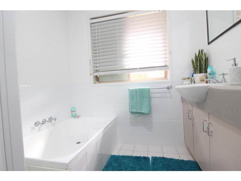 8 Frank Bell Street, Emerald QLD 4720