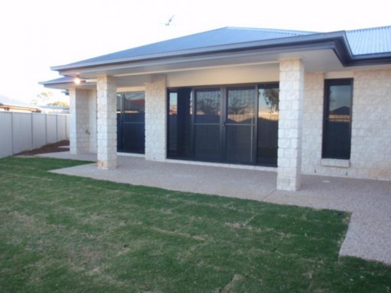 2/10 Chandon Court, Emerald QLD 4720