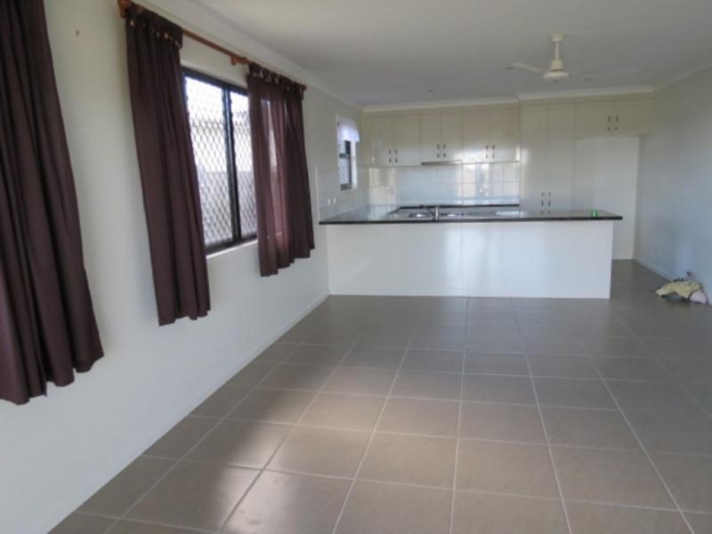 4/15 Singleton Court, Emerald QLD 4720