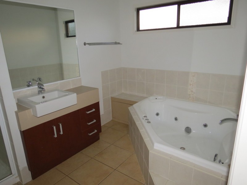 19 Gray Street, Emerald QLD 4720