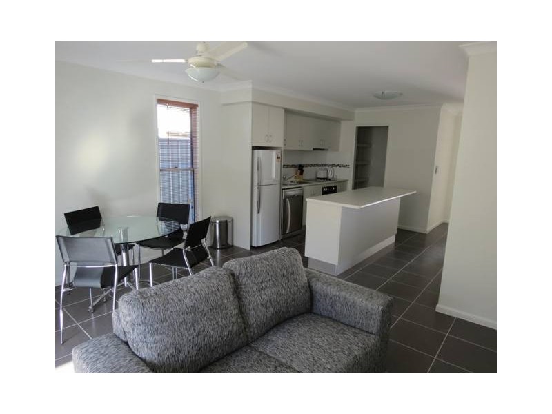 2/18 Theresa Street, Emerald QLD 4720