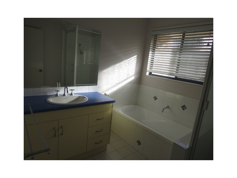 10 Crozier Crescent, Emerald QLD 4720
