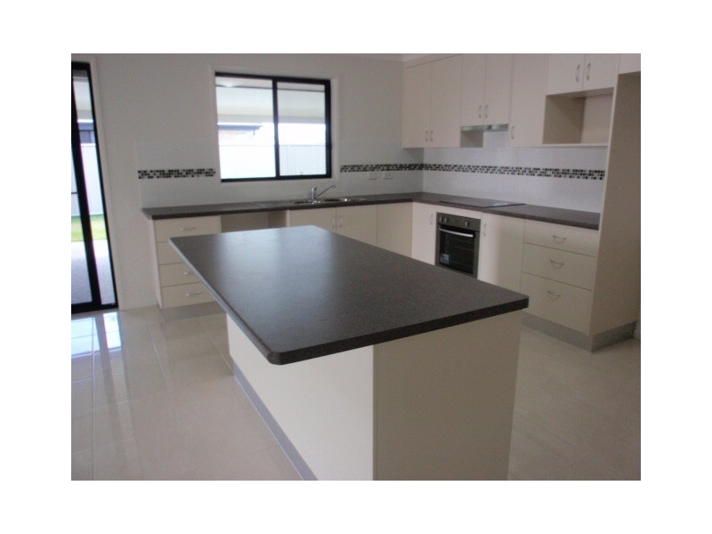 9 Thornton Street, Emerald QLD 4720