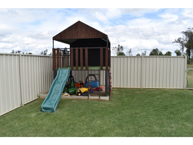85 Canterbury Road, Emerald QLD 4720