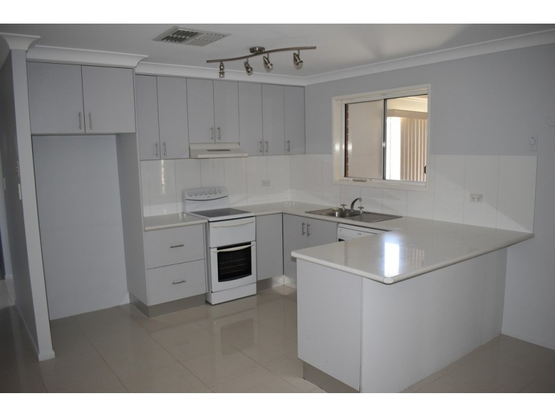 8 Crozier Crescent, Emerald QLD 4720