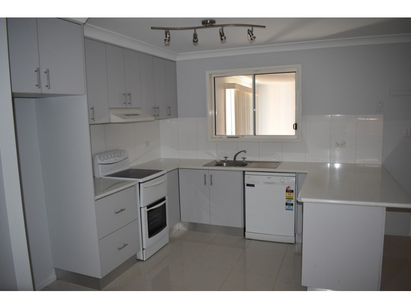 8 Crozier Crescent, Emerald QLD 4720