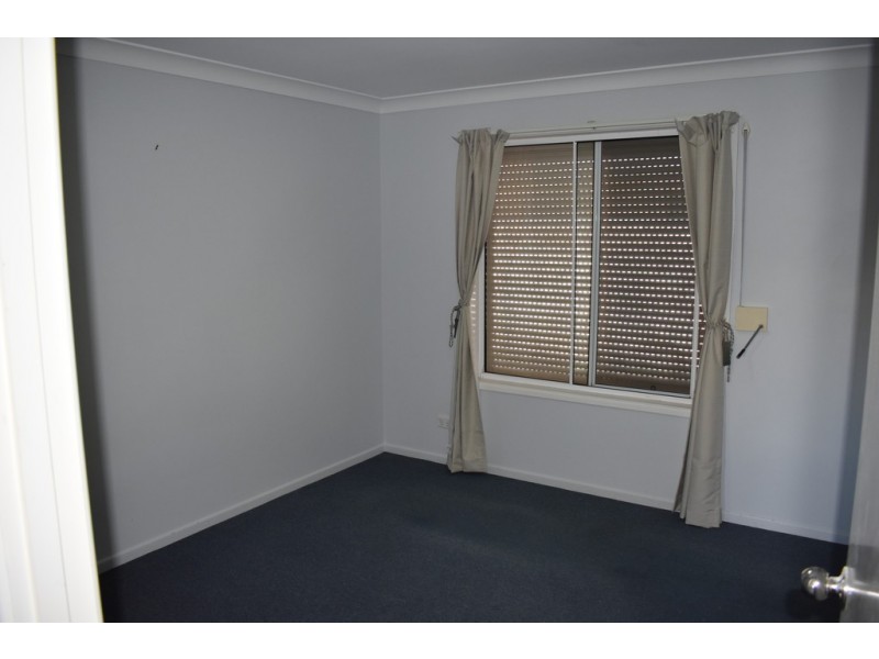 8 Crozier Crescent, Emerald QLD 4720