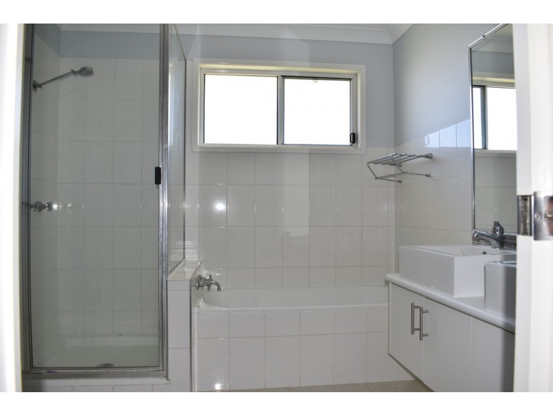 8 Crozier Crescent, Emerald QLD 4720