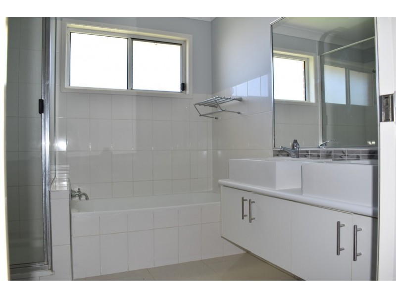 8 Crozier Crescent, Emerald QLD 4720