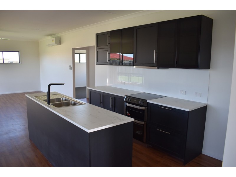 8 Costello Court, Emerald QLD 4720