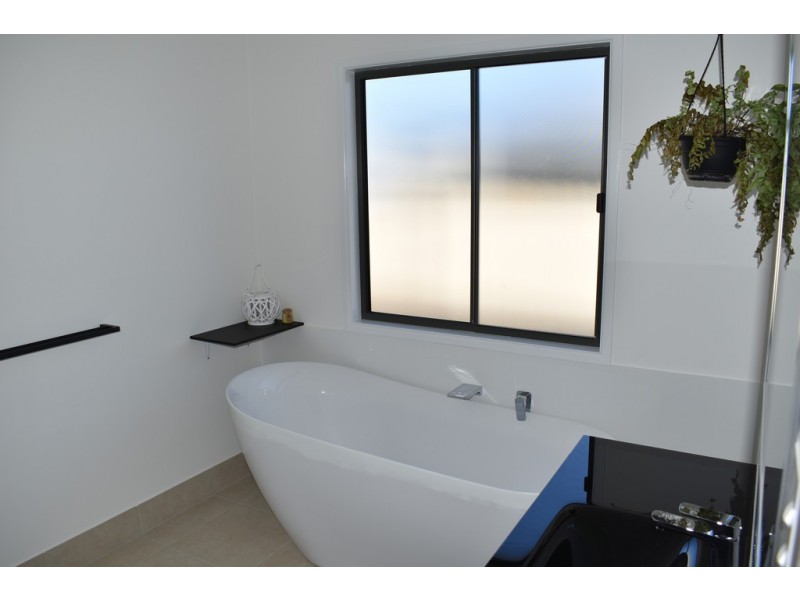 8 Costello Court, Emerald QLD 4720