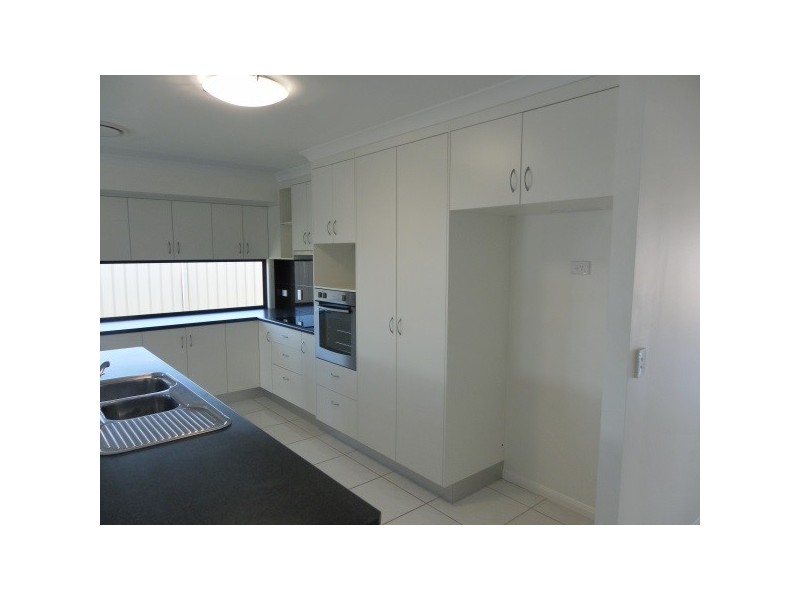2 Sewell Street, Emerald QLD 4720