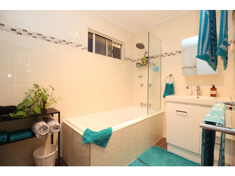 10 Dearden Place, Emerald QLD 4720