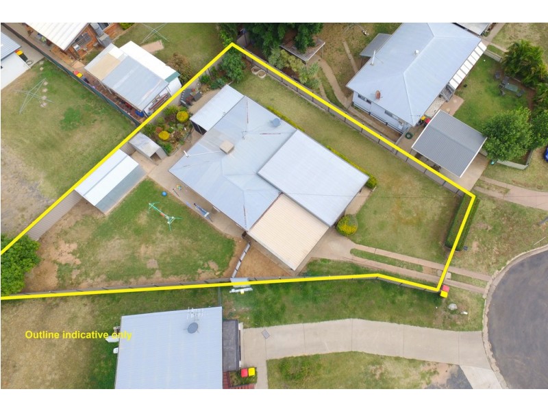 10 Dearden Place, Emerald QLD 4720