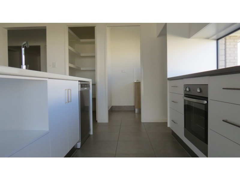 87 Canterbury Road, Emerald QLD 4720