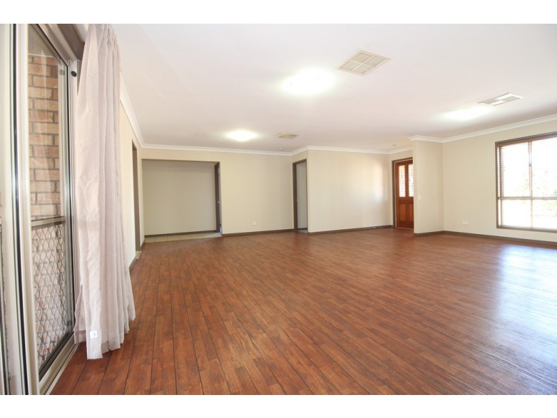 34 Cowan Crescent, Emerald QLD 4720