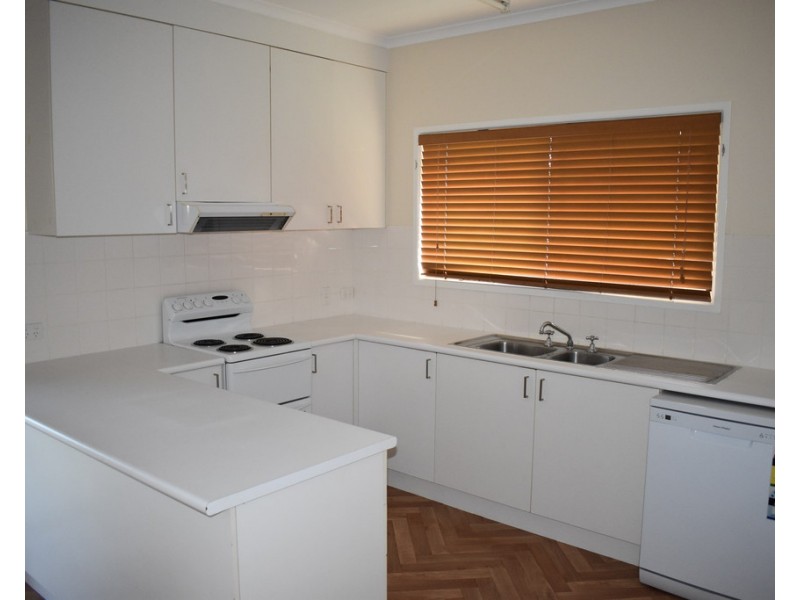 2 Thomas Place, Emerald QLD 4720