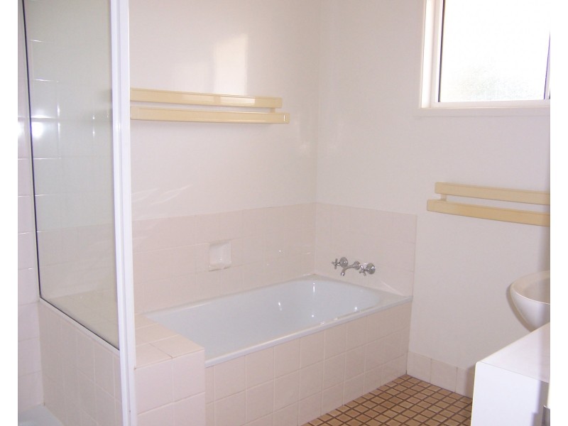 2 Thomas Place, Emerald QLD 4720