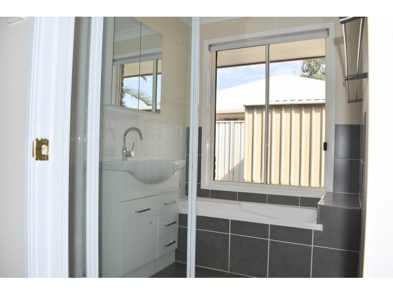 6 Spring Grove, Emerald QLD 4720