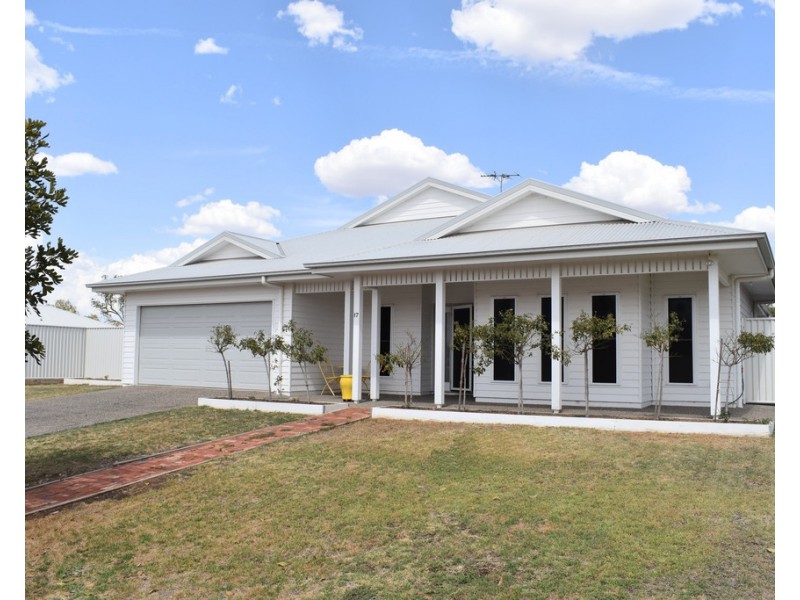 17 Longford, Emerald QLD 4720