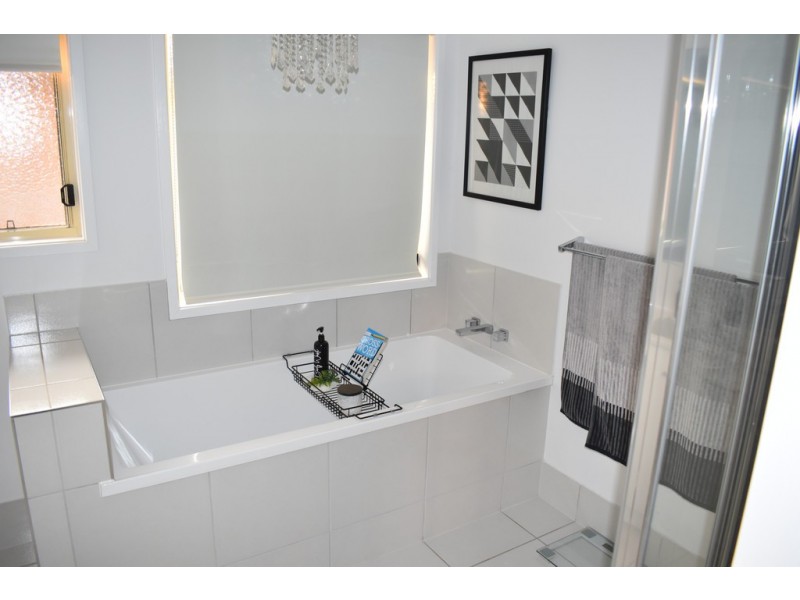 3 Kaitlyn Place, Emerald QLD 4720