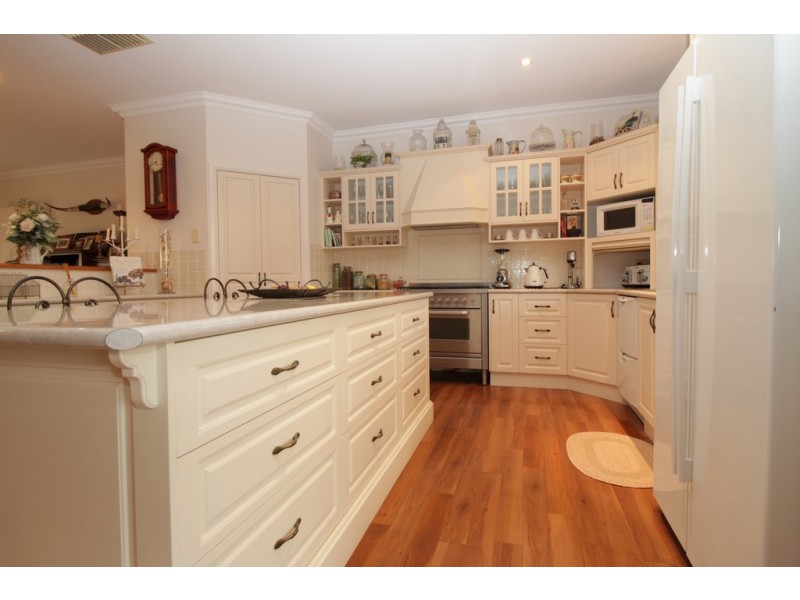 8 Edgewood Drive, Emerald QLD 4720