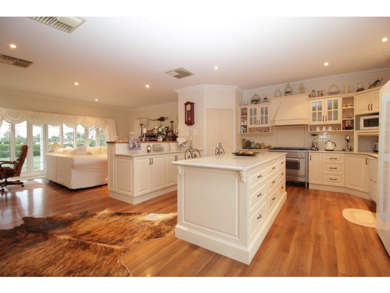 8 Edgewood Drive, Emerald QLD 4720