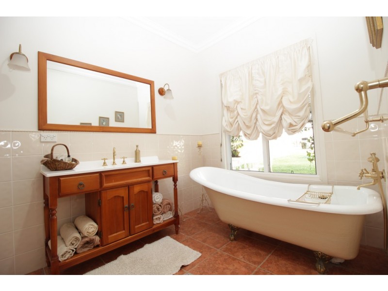 8 Edgewood Drive, Emerald QLD 4720