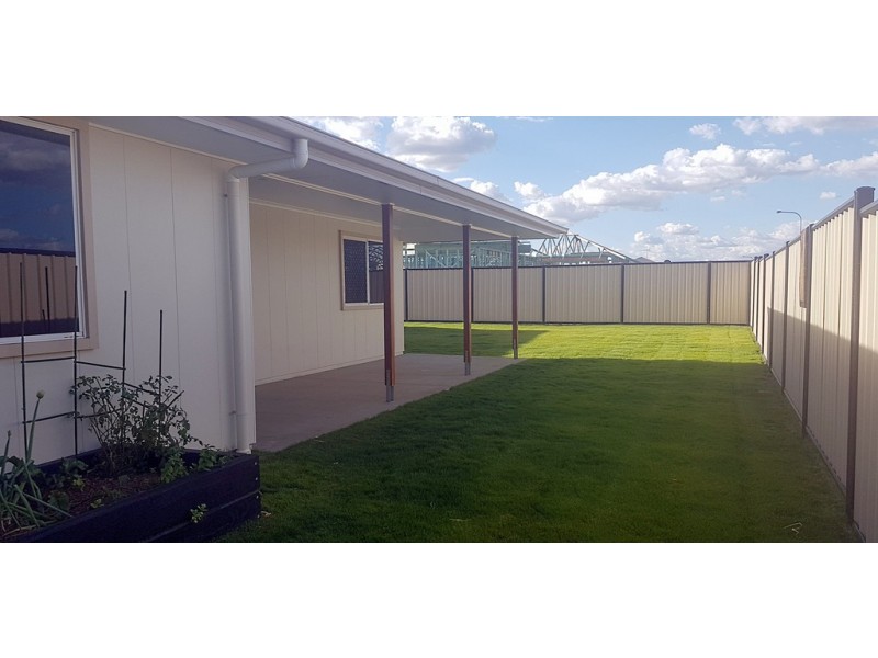 11 Vale Street, Emerald QLD 4720